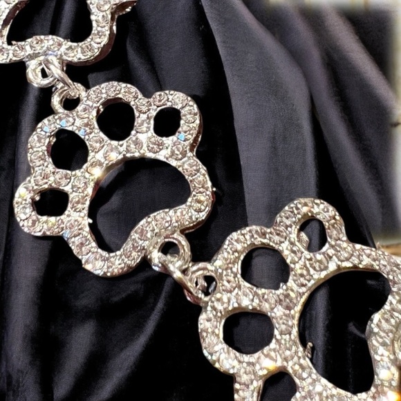 Adorable sparkling puppy paw bracelet. Stainless steel. Super sparkly 8” - Picture 7 of 10